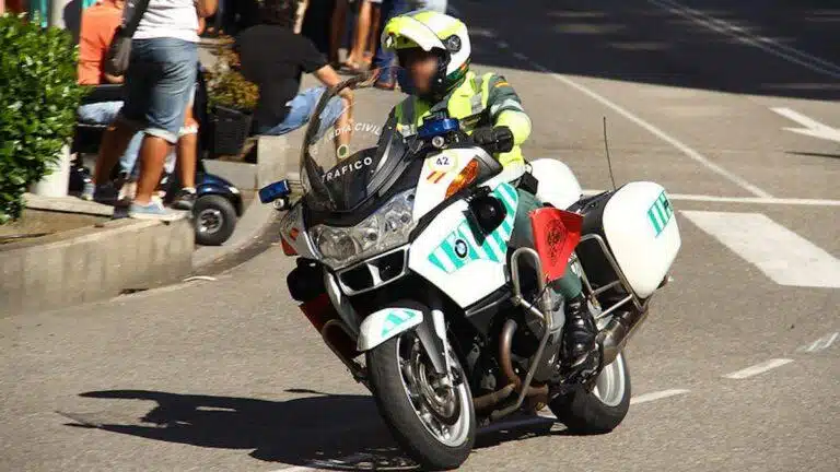 motoguardiacivilbandera3009422jpg Adquirimos coches con Deudas y otras Cargas Fiscales